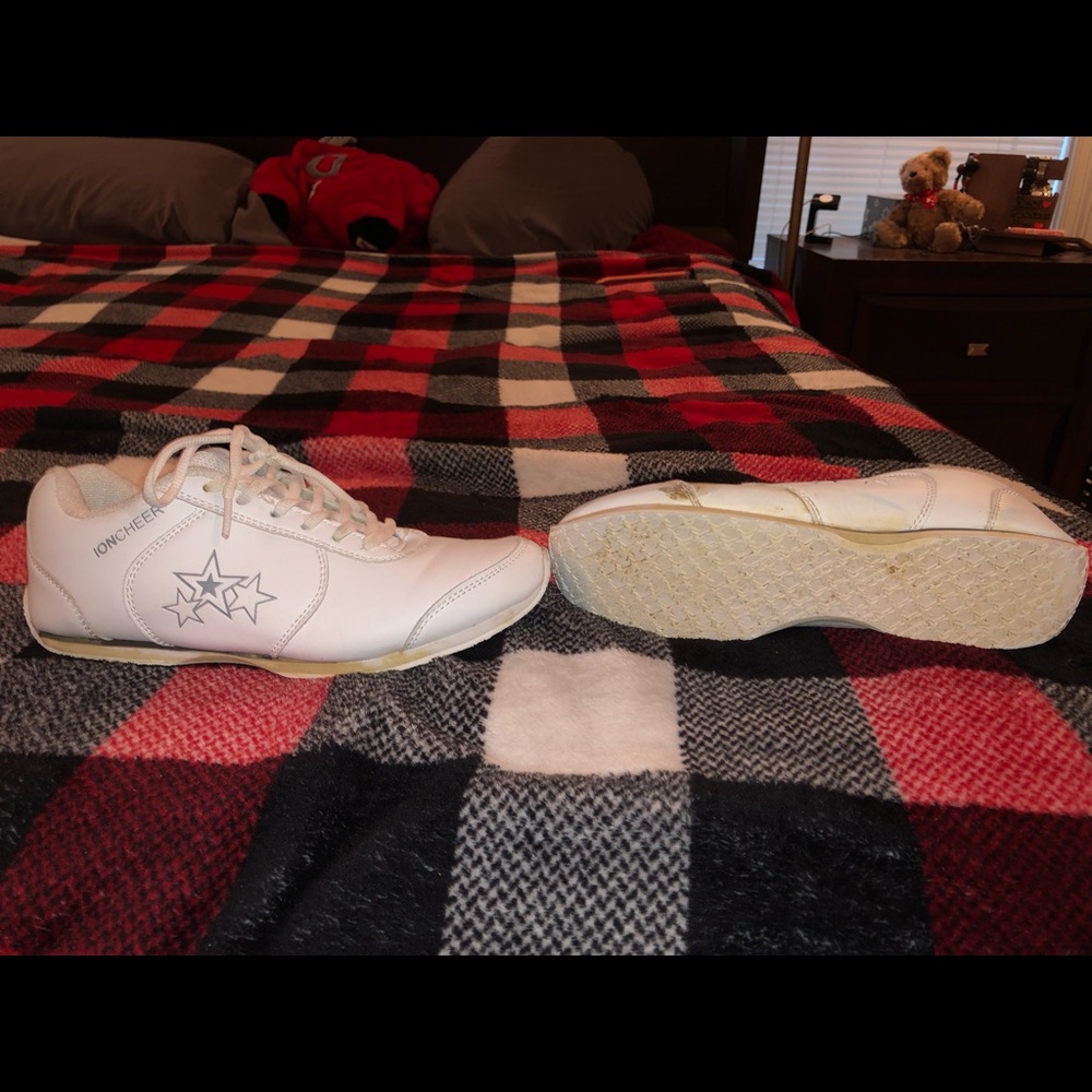 Cheer shoes